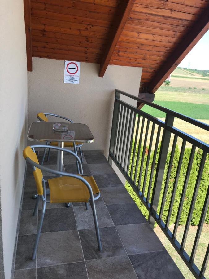 Matyas Vendeghaz 3 Rooms Apartment Kópháza Exterior foto